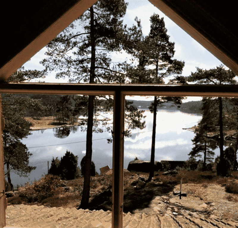 stuga utan fönster mot sjö